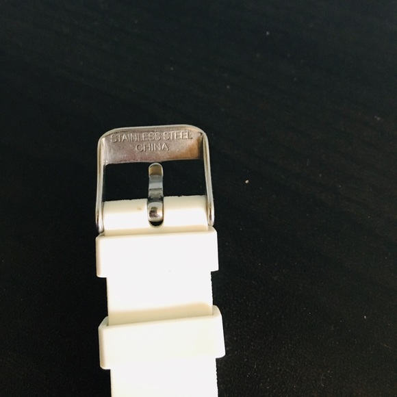 Beautiful white wristwatch adjustable one size - Picture 5 of 6